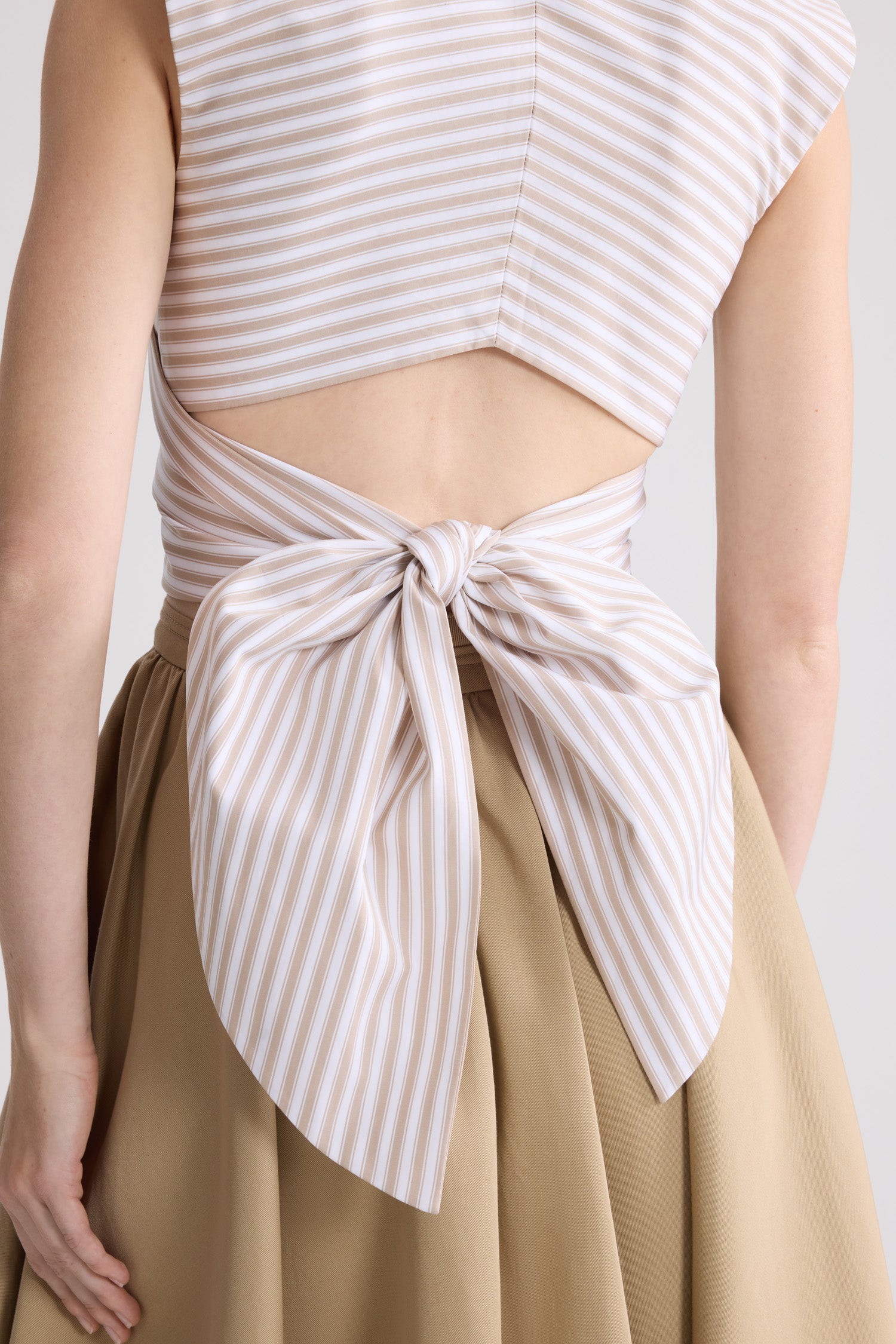 Patou - Gestreiftes ärmelloses drapiertes Top aus Bio-Baumwolle - Dolce Coffee Stripes - Braun-weiß gestreiftes ärmelloses drapiertes Top. Material aus Bio-Baumwolle. Hemdkragen. Bindebänder an der Taille.