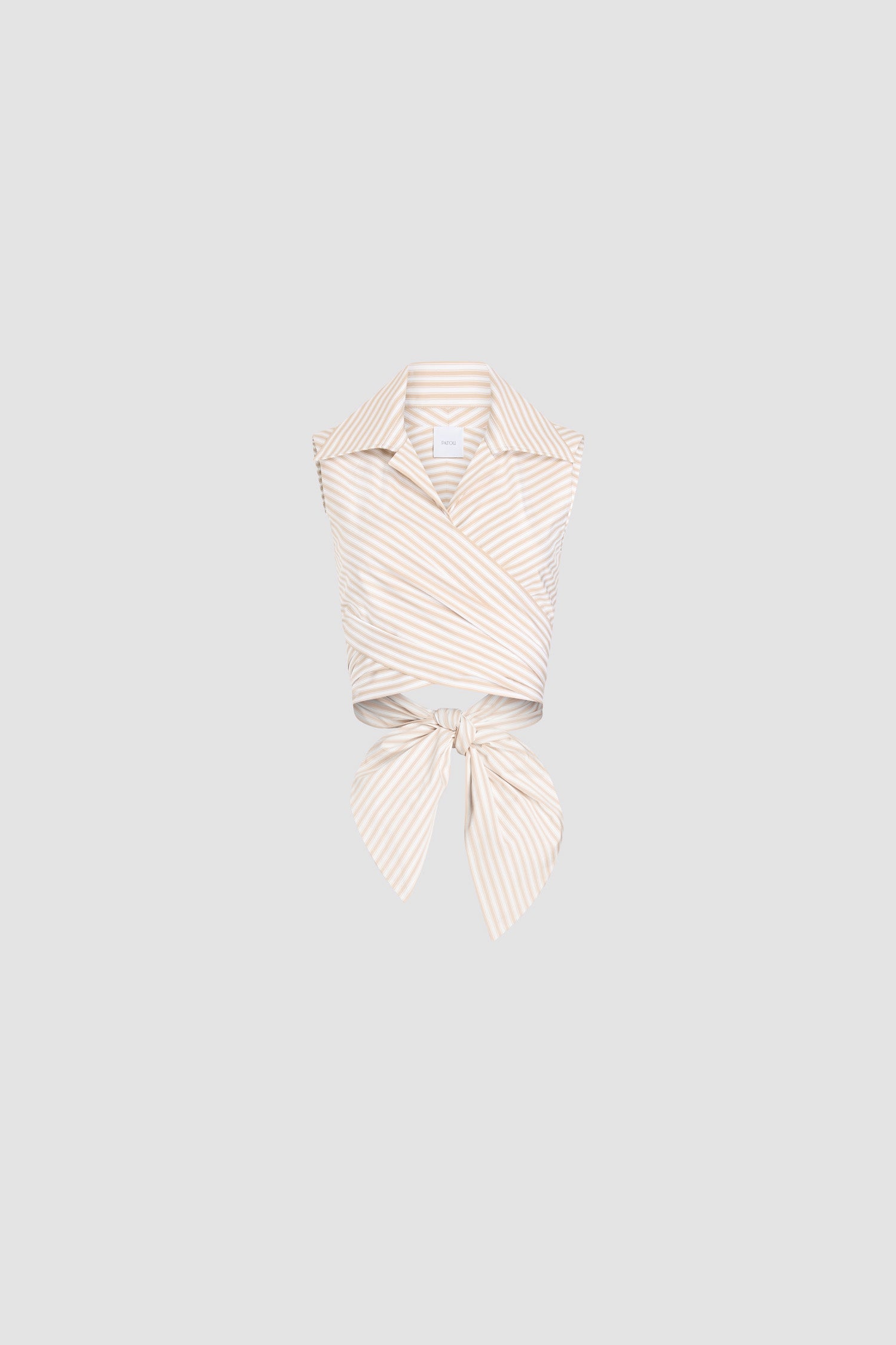 Patou - Gestreiftes ärmelloses drapiertes Top aus Bio-Baumwolle - Dolce Coffee Stripes - Braun-weiß gestreiftes ärmelloses drapiertes Top. Material aus Bio-Baumwolle. Hemdkragen. Bindebänder an der Taille.