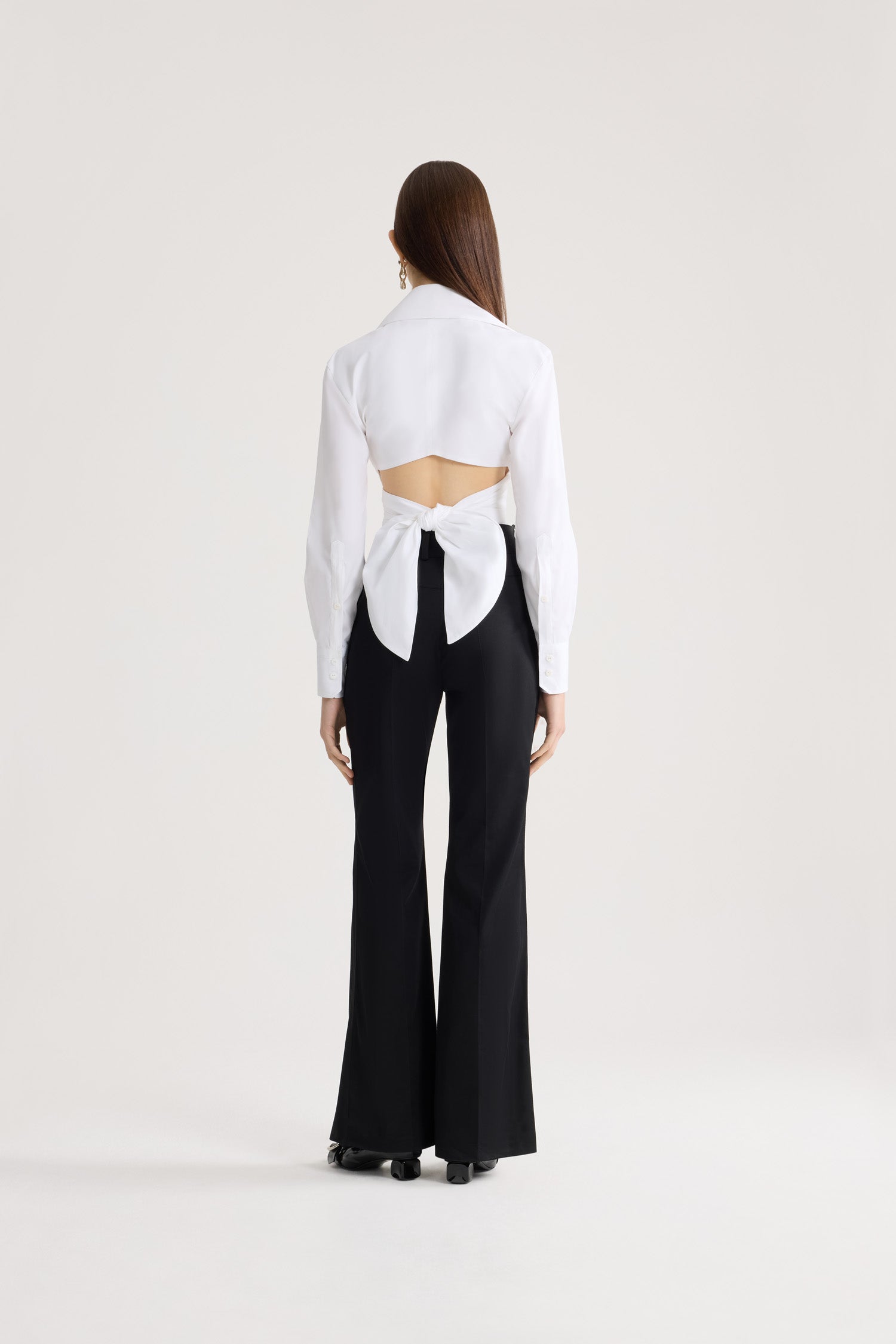 Patou - オーガニックコットン 長袖 ノットトップス - White - ホワイトカラーの長袖トップス。オーガニックコットン素材。Vネック。バックにノット付き。