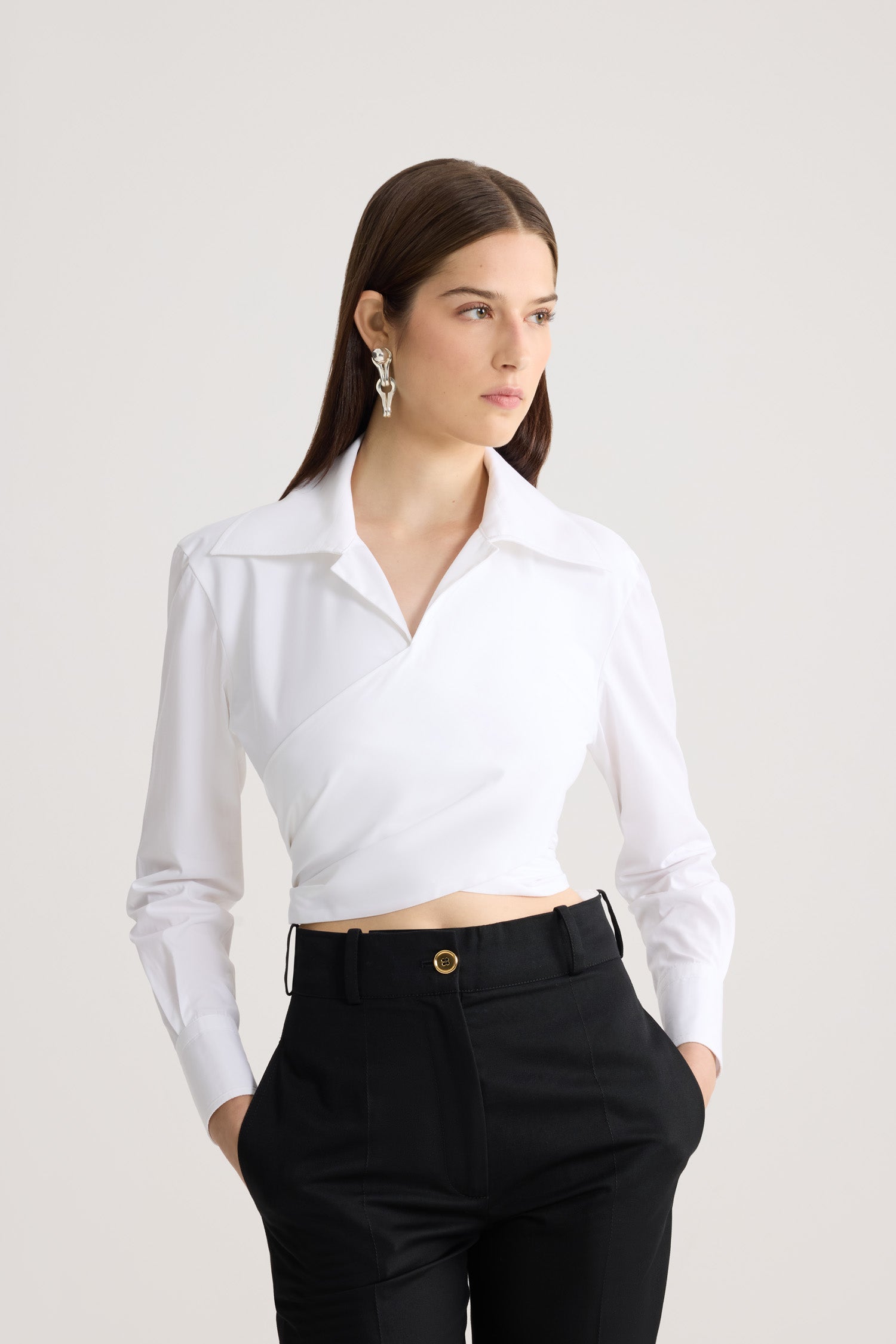 Patou - オーガニックコットン 長袖 ノットトップス - White - ホワイトカラーの長袖トップス。オーガニックコットン素材。Vネック。バックにノット付き。
