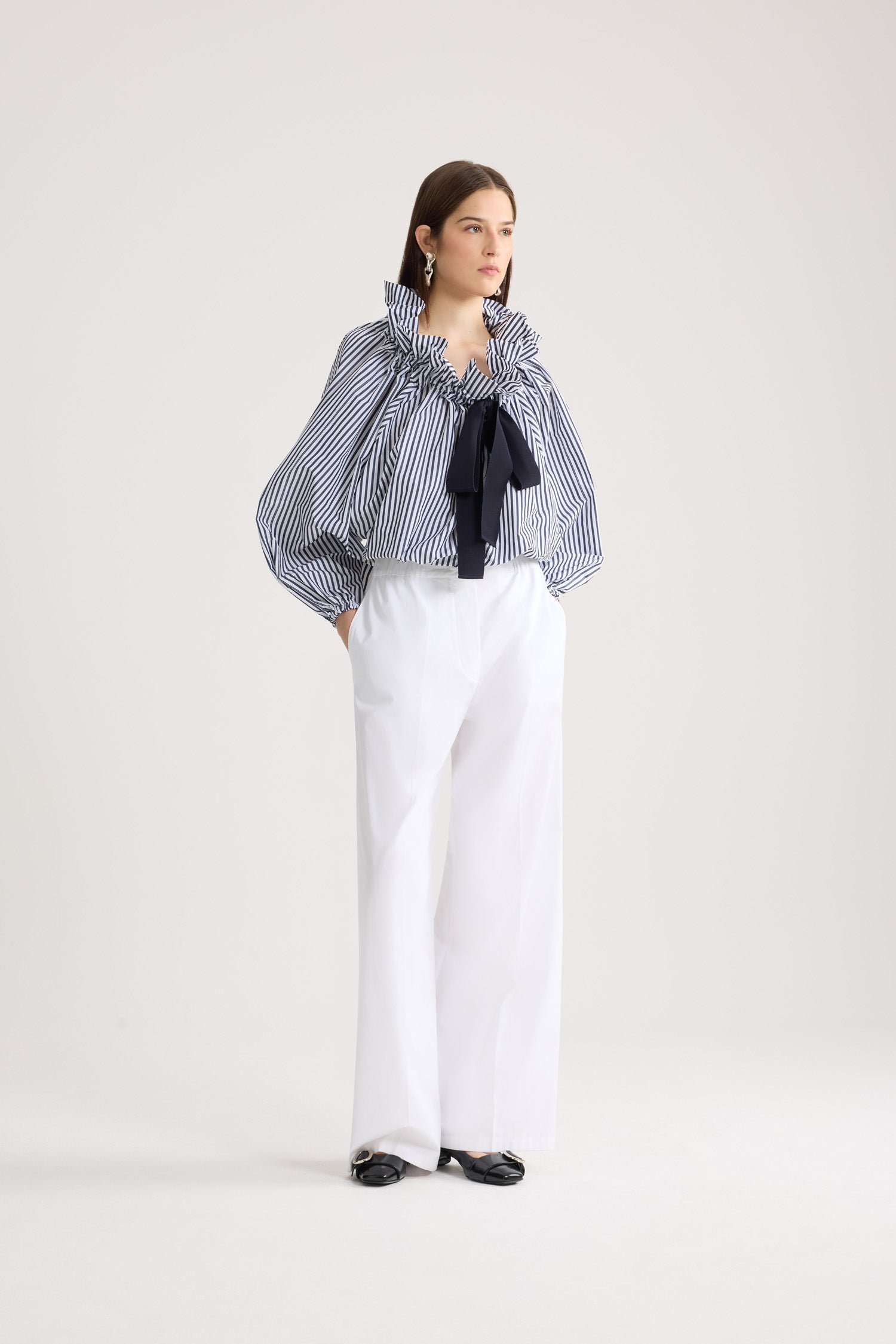 Patou - Langärmeliges Crop-Top aus recyceltem Faille - Offshore Stripes - Langärmeliges Crop-Top aus blau-weiß gestreiftem recyceltem Faille. Hemdkragen mit schwarzem Knoten.