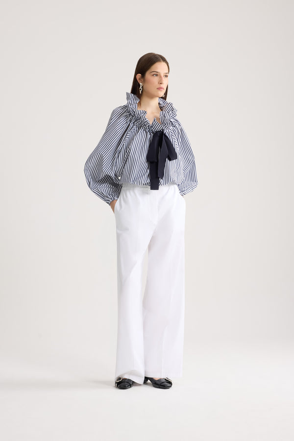Patou - Langärmeliges Crop-Top aus recyceltem Faille - Offshore Stripes - Langärmeliges Crop-Top aus blau-weiß gestreiftem recyceltem Faille. Hemdkragen mit schwarzem Knoten.