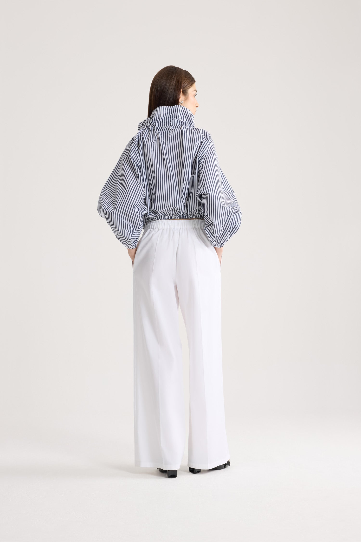 Patou - Langärmeliges Crop-Top aus recyceltem Faille - Offshore Stripes - Langärmeliges Crop-Top aus blau-weiß gestreiftem recyceltem Faille. Hemdkragen mit schwarzem Knoten.