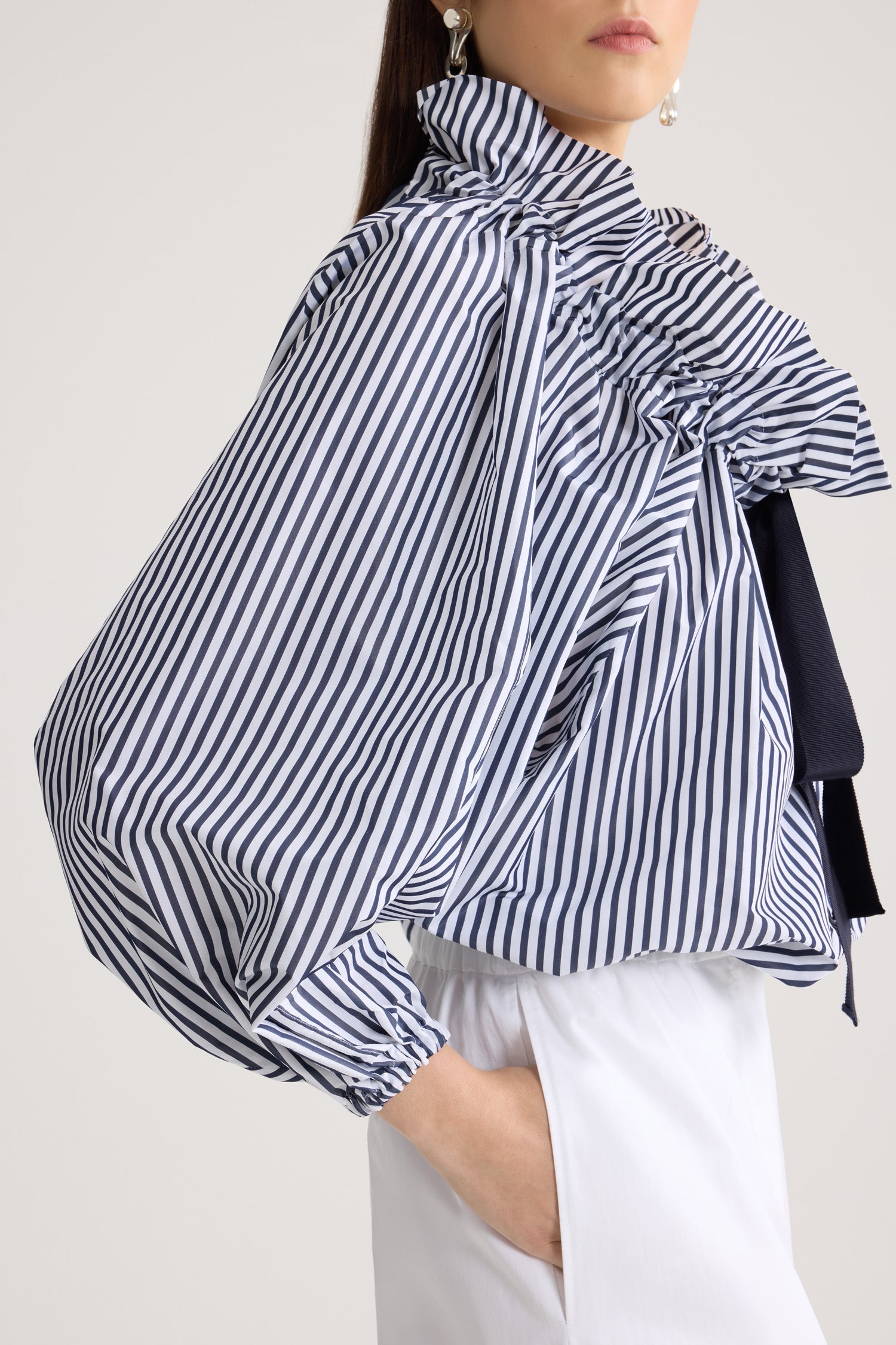 Patou - Langärmeliges Crop-Top aus recyceltem Faille - Offshore Stripes - Langärmeliges Crop-Top aus blau-weiß gestreiftem recyceltem Faille. Hemdkragen mit schwarzem Knoten.
