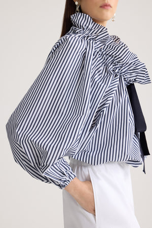Langärmeliges Crop-Top aus recyceltem Faille