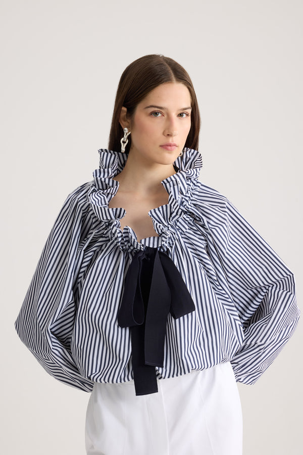 Patou - Langärmeliges Crop-Top aus recyceltem Faille - Offshore Stripes - Langärmeliges Crop-Top aus blau-weiß gestreiftem recyceltem Faille. Hemdkragen mit schwarzem Knoten.