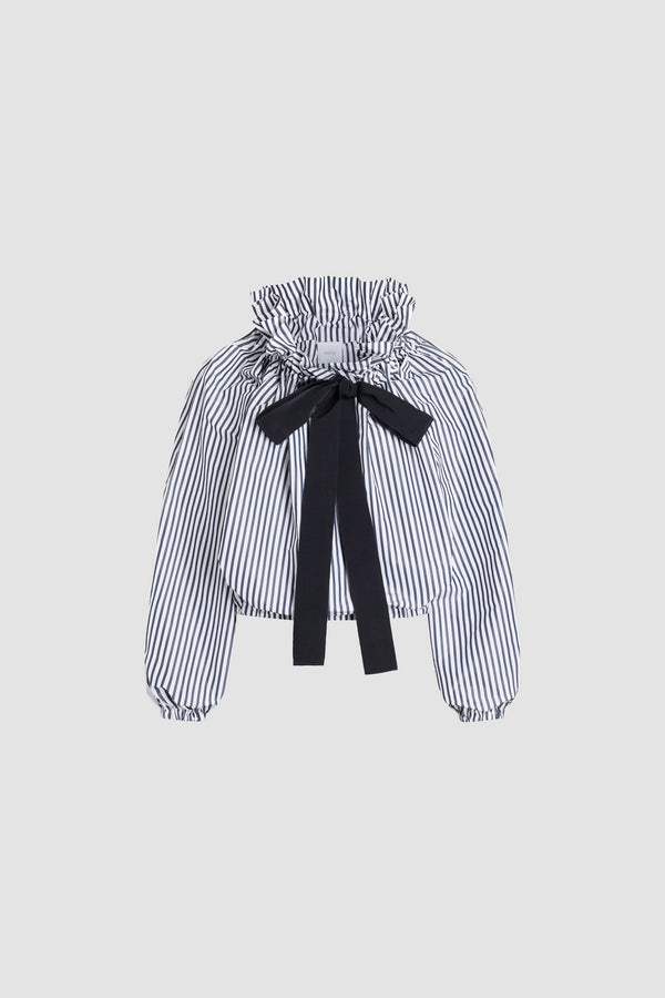 Patou - Langärmeliges Crop-Top aus recyceltem Faille - Offshore Stripes - Langärmeliges Crop-Top aus blau-weiß gestreiftem recyceltem Faille. Hemdkragen mit schwarzem Knoten.