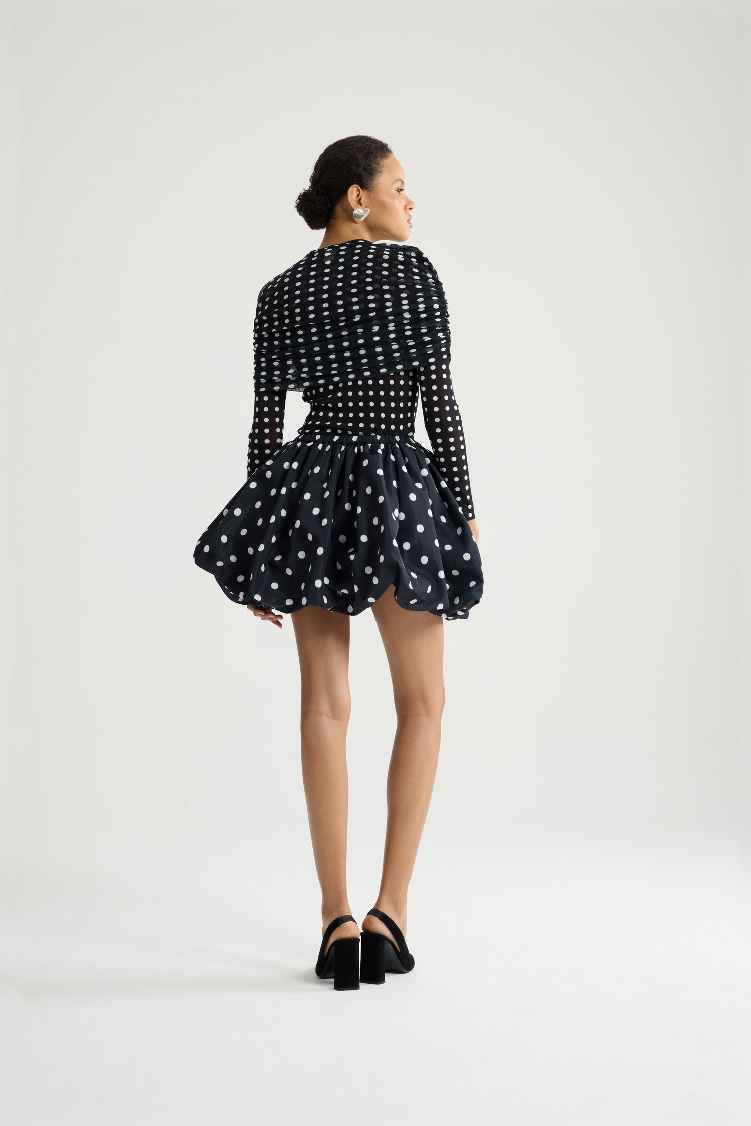 Patou - Langärmliges Top aus recyceltem Nylon - Night Blue Polka Dots - Schwarz-weiß gepunktetes langärmliges Top. Material aus recyceltem Nylon. Rundhalsausschnitt. Am Körper gerafft.