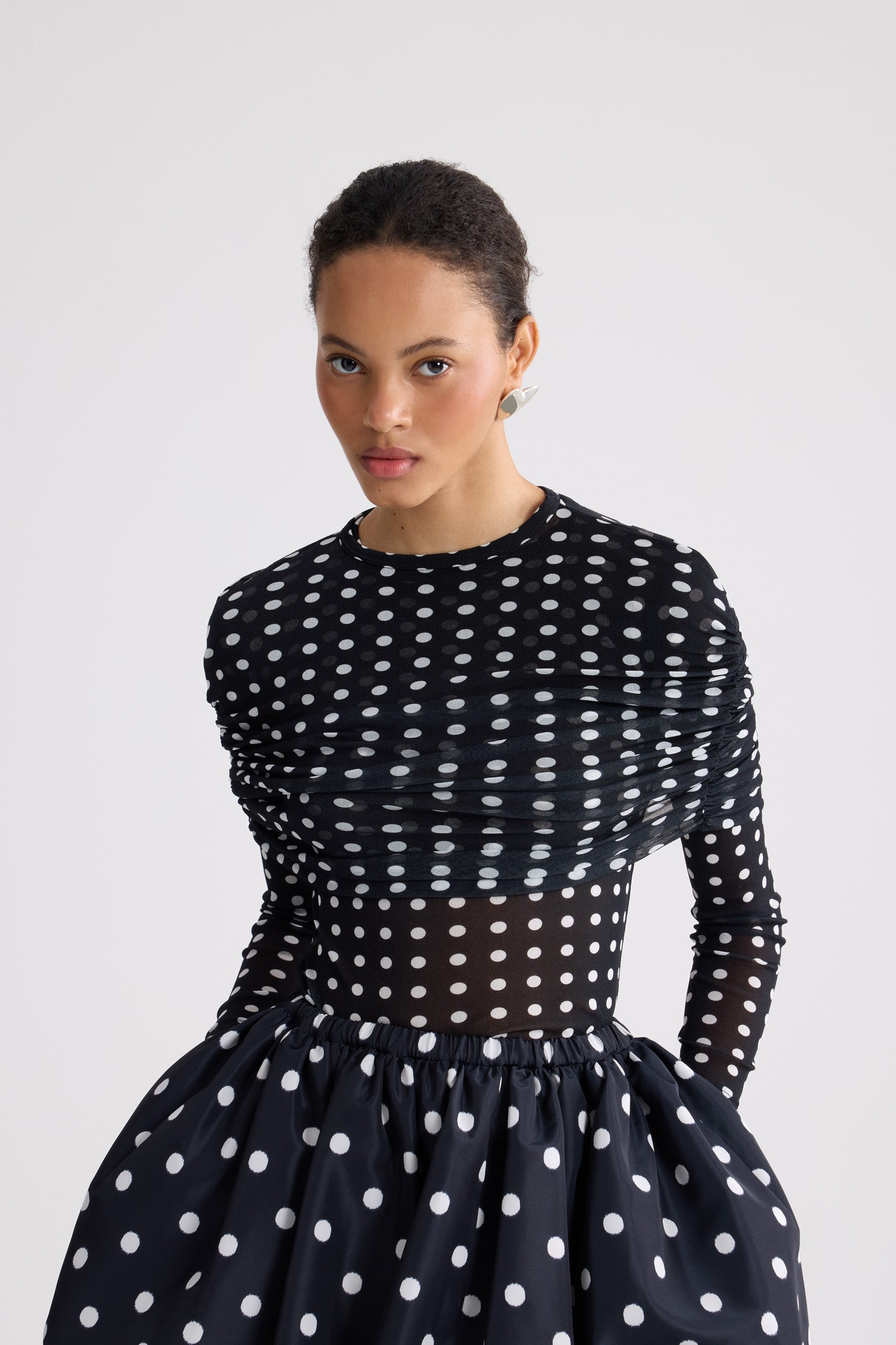 Patou - Langärmliges Top aus recyceltem Nylon - Night Blue Polka Dots - Schwarz-weiß gepunktetes langärmliges Top. Material aus recyceltem Nylon. Rundhalsausschnitt. Am Körper gerafft.