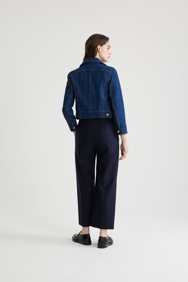 Patou - 아이코닉 캐시미어 울 팬츠 - Navy - 정교한 테일러링으로 완성된 팬츠.네이비 컬러의 캐시미어와 울 플란넬 소재로 제작된 파투의 아이코닉한 테일러드 팬츠. 스트레이트 핏. 앞면의 골드 컬러 JP 로고 인그레이빙 버튼과 지퍼 여밈. 벨트 루프, 두 개의 측면 포켓. 뒷면의 시그니처 다트 디테일. 안감 처리.