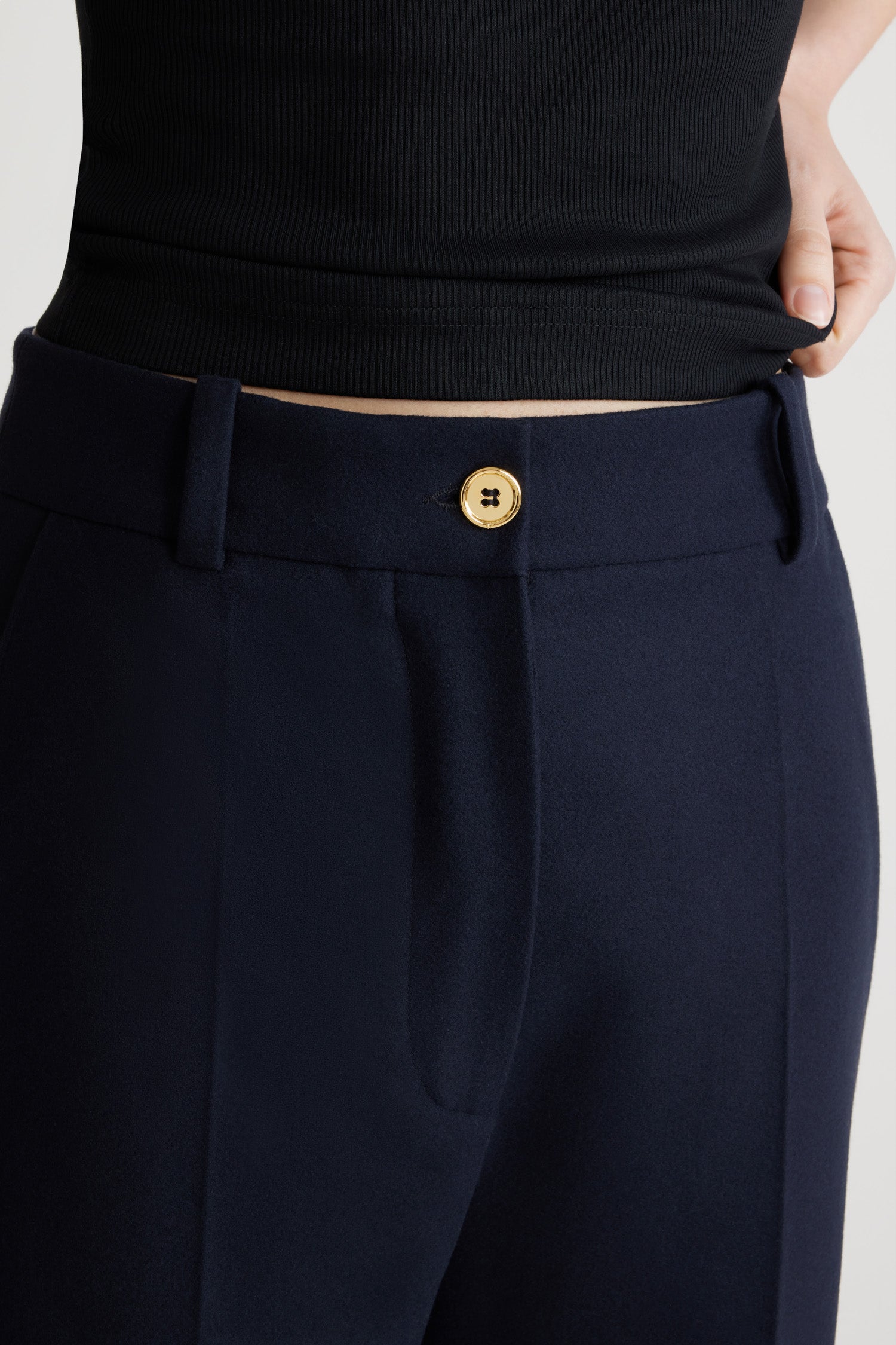 Patou - Charakteristische Hose aus Kaschmir und Wolle - Navy - Eine Lektion in Präzisionsschneiderei.  Die legendäre körpernahe Hose von Patou aus marineblauem Kaschmir und Wollflanell. Straight Fit. Verschluss mit einem goldfarbenen Knopf mit JP-Gravur und Reißverschluss vorne. Gürtelschlaufen, zwei Seitentaschen. Charakteristische Abnäher hinten. Gefüttert.