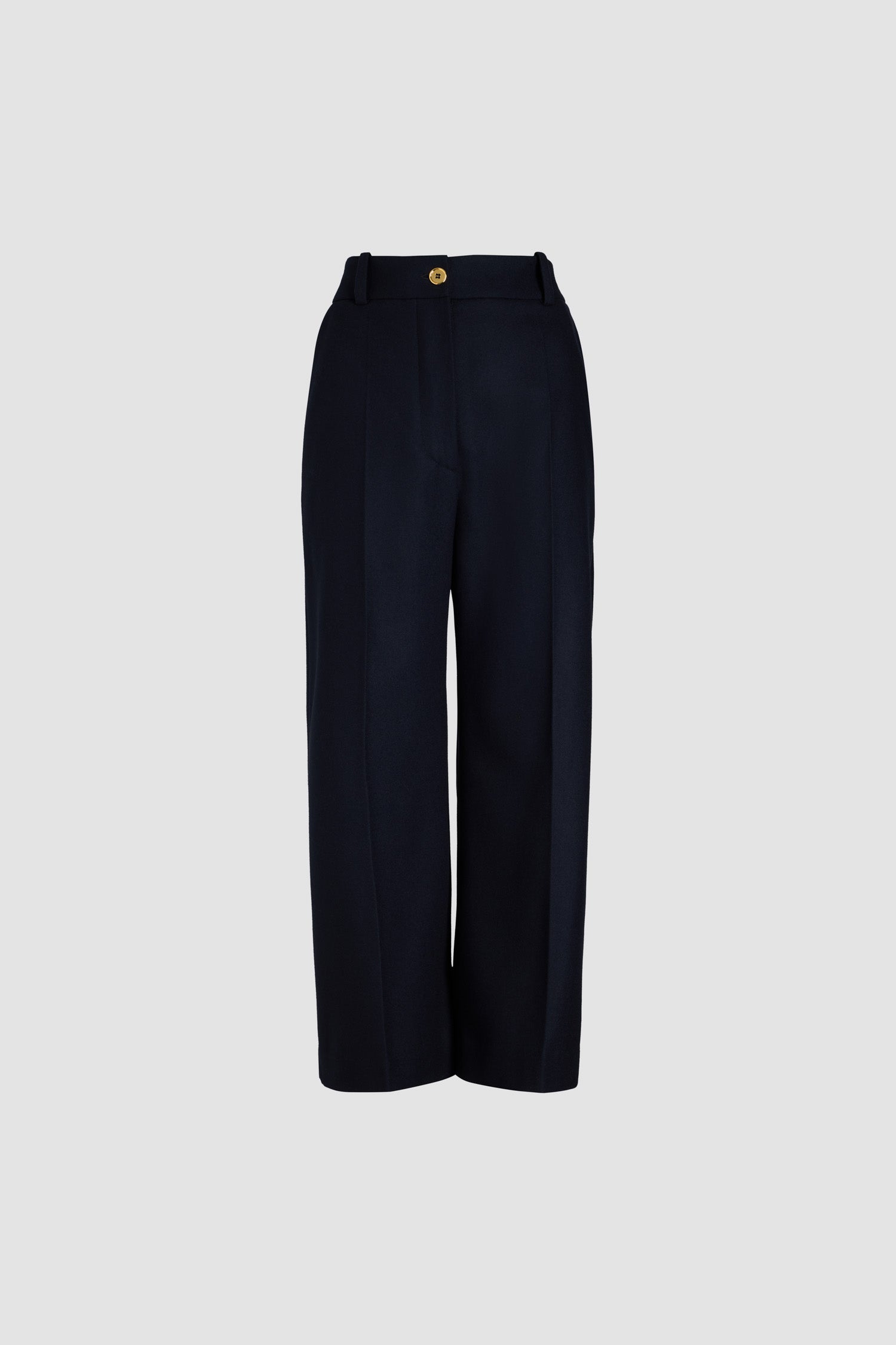 Patou - Charakteristische Hose aus Kaschmir und Wolle - Navy - Eine Lektion in Präzisionsschneiderei.  Die legendäre körpernahe Hose von Patou aus marineblauem Kaschmir und Wollflanell. Straight Fit. Verschluss mit einem goldfarbenen Knopf mit JP-Gravur und Reißverschluss vorne. Gürtelschlaufen, zwei Seitentaschen. Charakteristische Abnäher hinten. Gefüttert.