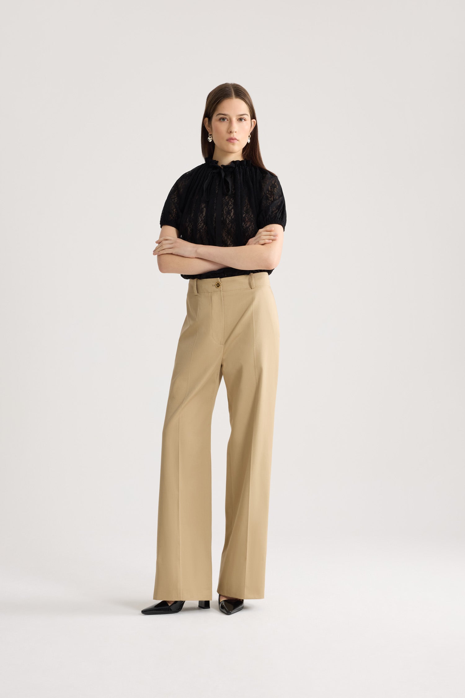 Patou - Iconic gabardine trousers in organic cotton - Sand - Flawless tailoring with a smile: a life in Patou.Patou’s iconic tailored trousers crafted from Sand beige cotton gabardine. Straight fit. Fastens via a gold-coloured JP-engraved button and zip at the front. Belt loops, two pockets at the sides. Signature darts at the back.