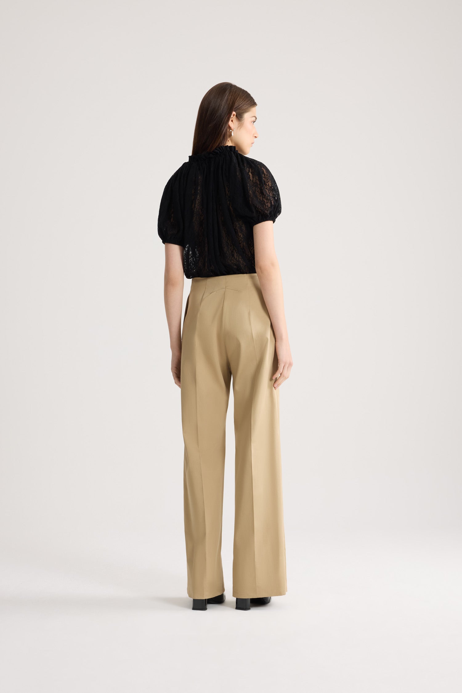 Patou - Iconic gabardine trousers in organic cotton - Sand - Flawless tailoring with a smile: a life in Patou.Patou’s iconic tailored trousers crafted from Sand beige cotton gabardine. Straight fit. Fastens via a gold-coloured JP-engraved button and zip at the front. Belt loops, two pockets at the sides. Signature darts at the back.