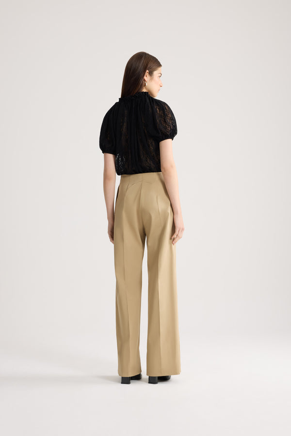 Patou - オーガニックコットン アイコニック ギャバジンパンツ - Sand - サンドベージュのコットンギャバジンを使用した、パトゥを象徴するテーラードパンツ。ストレートフィット。フロントにJPと刻印したゴールドカラーのボタンとファスナー。ベルトループ付き。サイドにポケット2個。後ろにシグネチャーのダーツ。