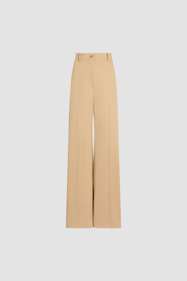 Patou - オーガニックコットン アイコニック ギャバジンパンツ - Sand - サンドベージュのコットンギャバジンを使用した、パトゥを象徴するテーラードパンツ。ストレートフィット。フロントにJPと刻印したゴールドカラーのボタンとファスナー。ベルトループ付き。サイドにポケット2個。後ろにシグネチャーのダーツ。