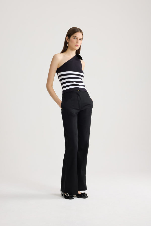 Patou - Pantalone iconico in gabardine bio - Black - Pantalone in gabardine di cotone bio nero. Modello iconico. Gamba dritta. Chiusura con bottone oro inciso JP e zip. Passanti per cinture e tasche laterali. Pinces signature sul retro.