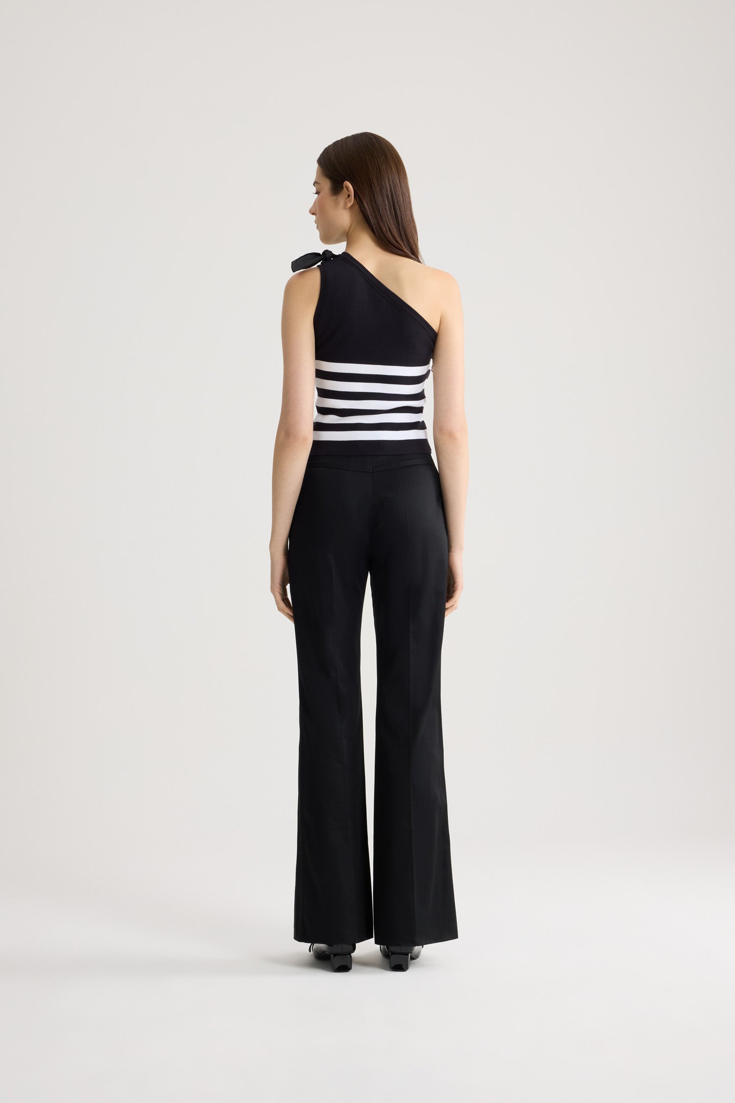 Patou - Pantalone iconico in gabardine bio - Black - Pantalone in gabardine di cotone bio nero. Modello iconico. Gamba dritta. Chiusura con bottone oro inciso JP e zip. Passanti per cinture e tasche laterali. Pinces signature sul retro.