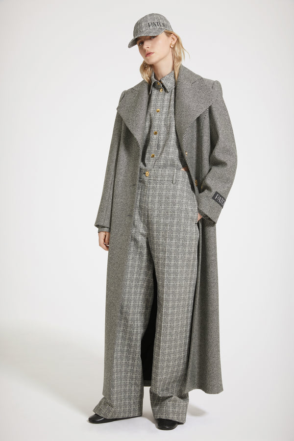 Patou - 코튼 자카드 아이코닉 롱 팬츠 - Black JP link - 완벽한 테일러링으로 완성된 팬츠.블랙 앤 화이트 코튼 자카드 소재 트라우저. 올오버 JP 패턴. 아이코닉한 파투의 실루엣이 돋보이는 디자인. 롱 스트레이트 핏. 앞면의 골드 톤 JP 로고 인그레이빙 버튼과 히든 지퍼 플라이. 벨트 루프, 두 개의 측면 포켓. 뒷면의 시그니처 다트 디테일.