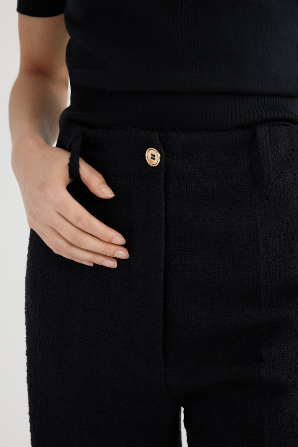 Patou - Pantalone iconico in tweed di lana ecosostenibile e cotone bio - Black - Pantalone in tweed di lana ecosostenibile e cotone bio nero. Modello iconico. Gamba dritta. Chiusura con bottone oro inciso JP e zip sul davanti. Passanti per cinture e tasche laterali. Pinces signature sul retro.