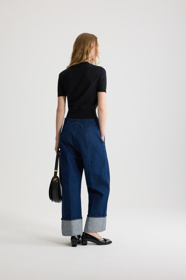 Patou - Iconic denim trousers - Rodeo Blue - A rodeo blue organic denim rendition of Patou’s iconic straight-legged trousers. Contrast stitching all over, engraved gold-coloured button and zip fastening at the front. Belt loops, two pockets at the sides. Signature darts at the back.These trousers are worn on the hips. If you want to wear them high waisted, we advise you to take a size below your usual size.