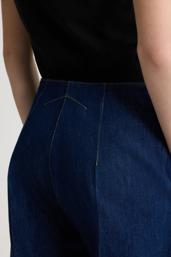 Patou - Iconic denim trousers - Rodeo Blue - A rodeo blue organic denim rendition of Patou’s iconic straight-legged trousers. Contrast stitching all over, engraved gold-coloured button and zip fastening at the front. Belt loops, two pockets at the sides. Signature darts at the back.These trousers are worn on the hips. If you want to wear them high waisted, we advise you to take a size below your usual size.