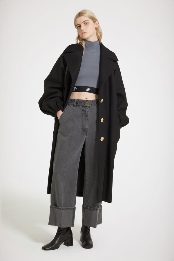 Patou - 오가닉 코튼 데님 아이코닉 팬츠 - Anthracite - 골드 버튼, 과감한 커프스로 완성된 데님.안트라사이트 그레이 컬러의 오가닉 코튼 데님 소재로 제작된 파투의 아이코닉한 스트레이트 핏 데님 팬츠. 지속 가능한 레이저 페이딩. 로우 라이즈. 대조를 이루는 스티치 디테일, 앞면의 골드 톤 인그레이팅 버튼과 지퍼 잠금. 벨트 루프, 두 개의 측면 포켓. 뒷면의 시그니처 다트 디테일.