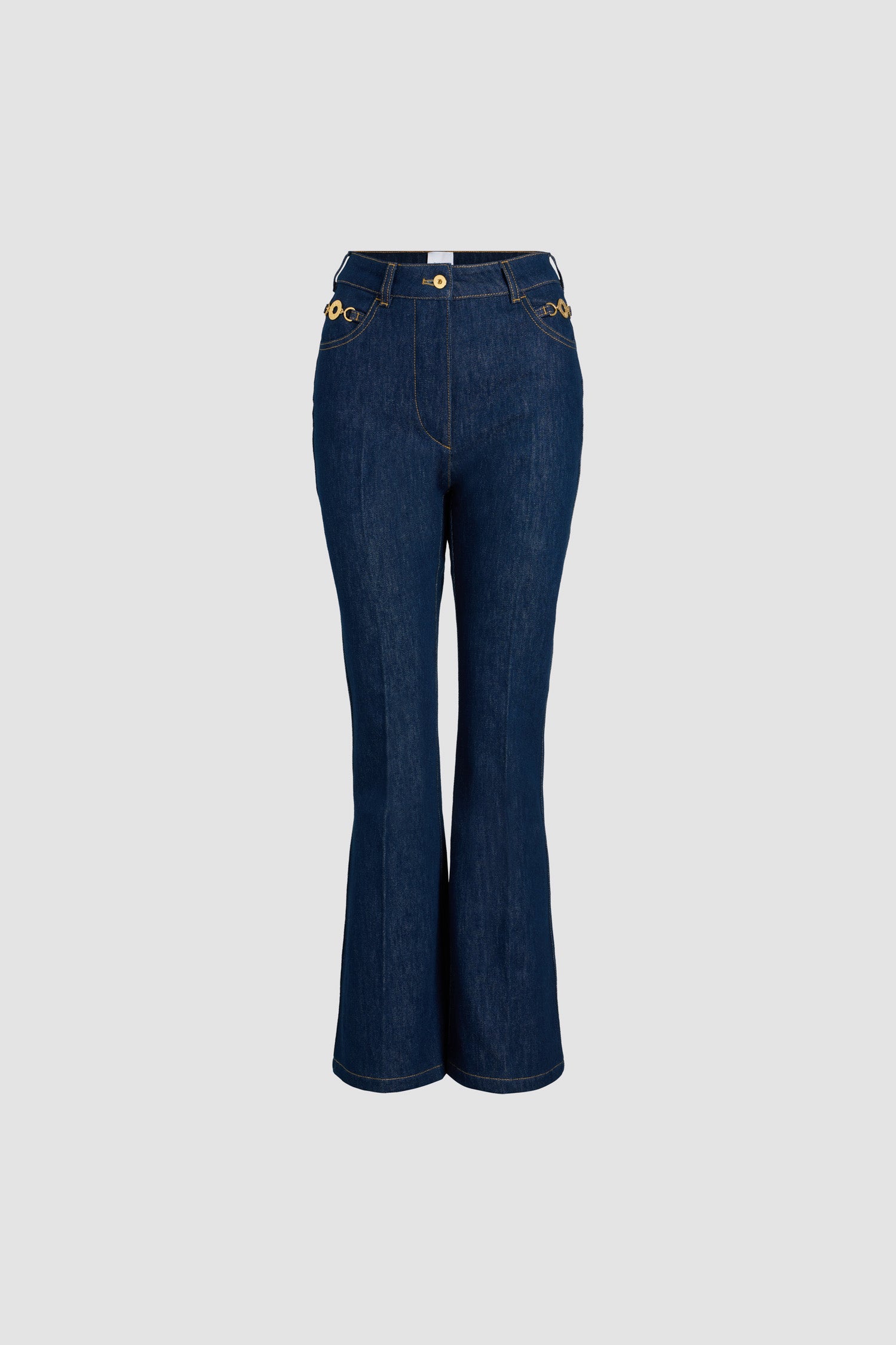 Patou - Hose mit ausgestelltem Bein aus Bio-Baumwolldenim - Rodeo Blue - Hose aus Bio-Baumwolldenim in Rodeo-Blau. Ausgestelltes Bein. Mittelhoher Bund. Goldfarbener Knopf mit Patou Gravur vorne. Gürtelschlaufen. Aufgesticktes Patou Logo am Taillenbund. Abnäher und Mittelfalten vorne und hinten. Zwei Taschen mit goldfarbenen Verzierungen mit Patou Gravur auf der Vorderseite. Charakteristischer Rundsaum hinten.The ornament can be removed.
