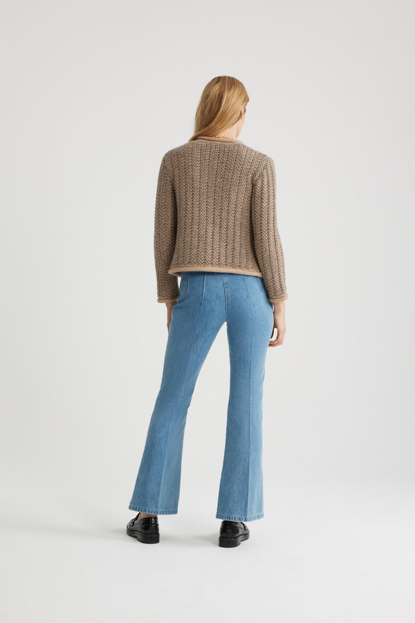 Patou - 오가닉 코튼 데님 플레어 팬츠 - Ice Blue - 파투에서 선보이는 데님 팬츠.아이스 블루 컬러 오가닉 코튼 데님 트라우저. 지속 가능한 레이저 페이딩. 플레어 실루엣. 미드 라이즈. 앞면의 골드 톤 파투 인그레이빙 버튼. 벨트 루프. 웨이스트밴드의 파투 로고 자수 장식. 앞면과 뒷면의 다트선, 중앙 주름선. 앞면의 포켓 2개, 파투 인그레이빙 골드 톤 장식. 뒷면의 시그니처 곡선 솔기.