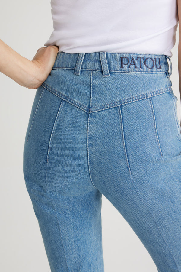 Patou - 오가닉 코튼 데님 플레어 팬츠 - Ice Blue - 파투에서 선보이는 데님 팬츠.아이스 블루 컬러 오가닉 코튼 데님 트라우저. 지속 가능한 레이저 페이딩. 플레어 실루엣. 미드 라이즈. 앞면의 골드 톤 파투 인그레이빙 버튼. 벨트 루프. 웨이스트밴드의 파투 로고 자수 장식. 앞면과 뒷면의 다트선, 중앙 주름선. 앞면의 포켓 2개, 파투 인그레이빙 골드 톤 장식. 뒷면의 시그니처 곡선 솔기.