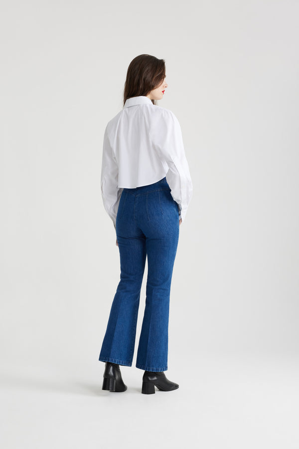 Patou - Pantalone flare in denim bio - Stonewash - Pantalone in denim bio blu lavato. Gamba svasata. Vita media. Bottone oro inciso Patou. Passanti per cintura. Patou ricamato in vita. Pinces e pieghe davanti e sul retro. Tasche sul davanti con medaglioni oro incisi Patou rimovibili. Cucitura curva signature sul retro. Questo modello è molto aderente in vita.