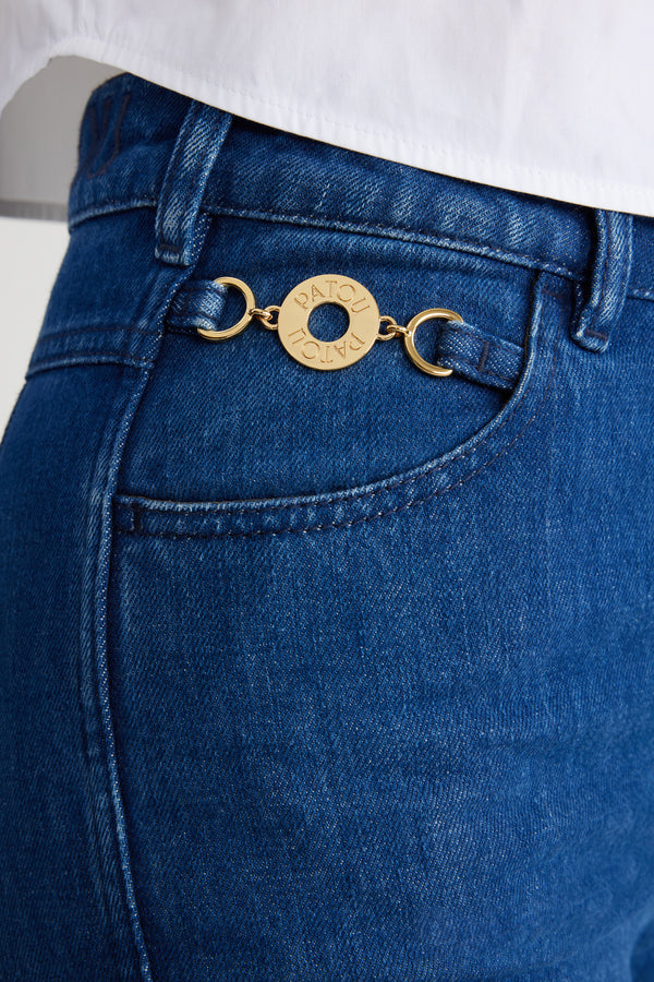 Patou - Pantalone flare in denim bio - Stonewash - Pantalone in denim bio blu lavato. Gamba svasata. Vita media. Bottone oro inciso Patou. Passanti per cintura. Patou ricamato in vita. Pinces e pieghe davanti e sul retro. Tasche sul davanti con medaglioni oro incisi Patou rimovibili. Cucitura curva signature sul retro. Questo modello è molto aderente in vita.