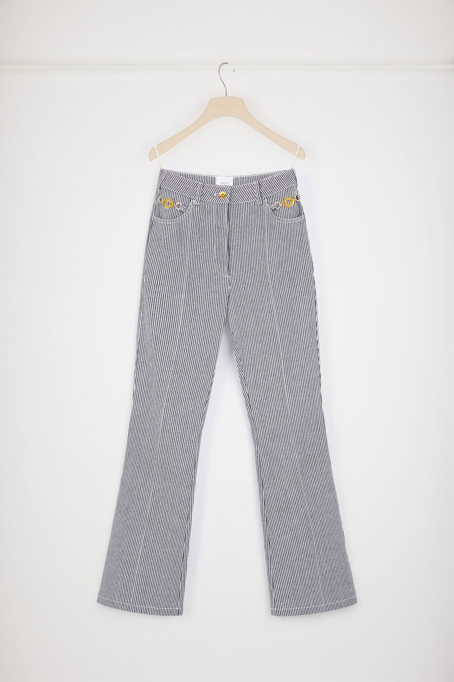 Patou - Pantalone flare in denim bio stampato - Navy Striped - Jean genie: il denim firmato Patou.Pantalone in denim blu scuro. Righe sottili. Gamba svasata. Vita media. Bottone oro inciso Patou. Passanti per cintura. Logo Patou ricamato in vita. Pinces e pieghe davanti e sul retro. Tasche sul davanti con medaglioni oro incisi Patou. Cucitura curva signature sul retro. Questo modello è molto aderente in vita.