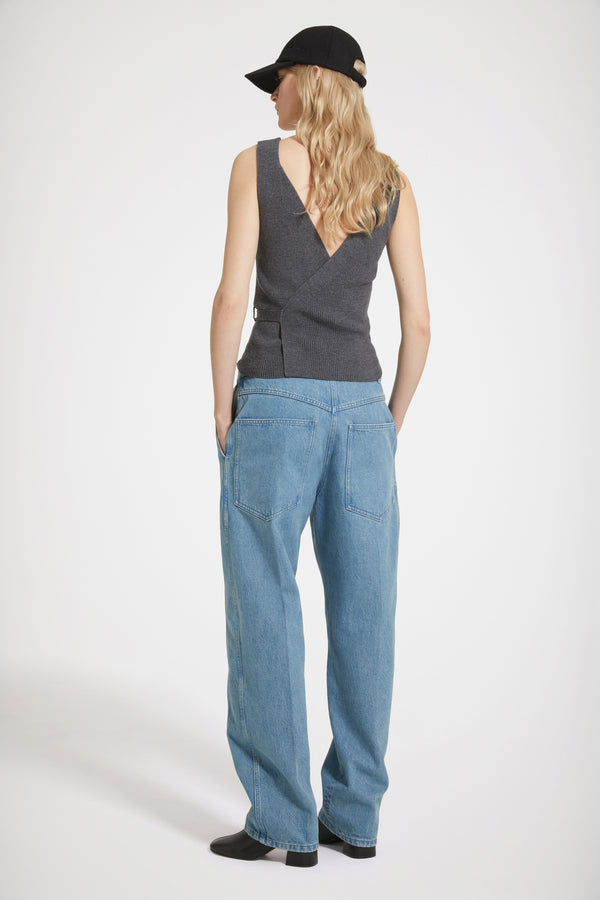 Patou - 오가닉 코튼 데님 카고 트라우저 - Ice Blue - 파투에서 새롭게 태어난 카고.아이스 블루 컬러 오가닉 코튼 데님 트라우저. 지속 가능한 레이저 페이딩. 카고에서 영감을 받은 실루엣. 로우 라이즈. 앞면의 골드 톤 파투 인그레이빙 버튼. 벨트 루프. 웨이스트밴드의 파투 로고 자수 장식. 앞면과 뒷면의 다트선, 중앙 주름선. 앞면의 포켓 2개, 파투 인그레이빙 골드 톤 장식. 뒷면의 시그니처 곡선 솔기.오버사이즈 스타일. 이 트라우저는 로우 웨이스트 디자인입니다.