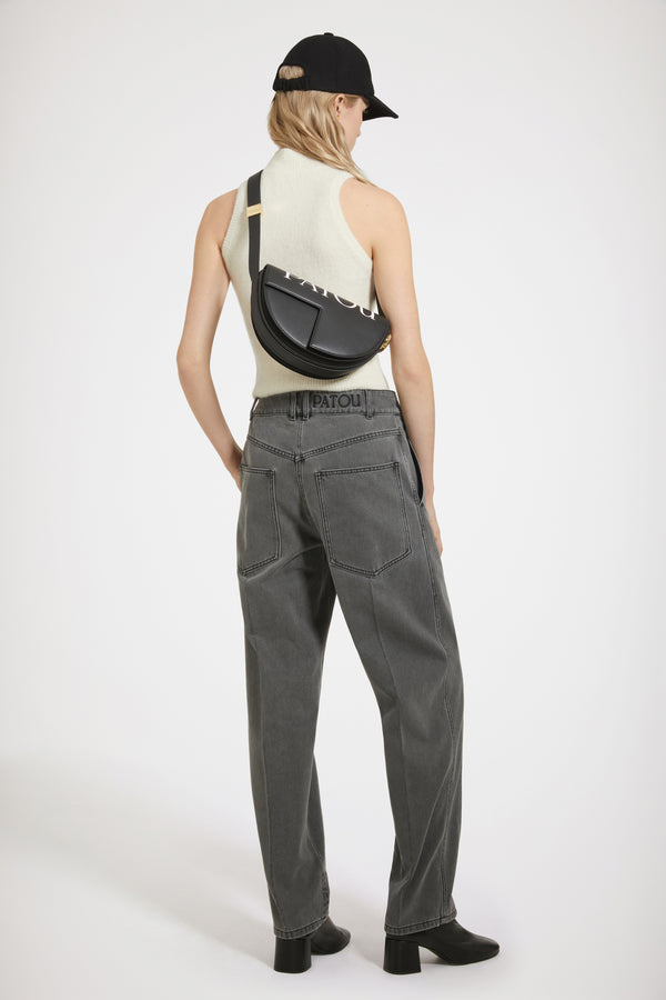 Patou - 오가닉 코튼 데님 카고 트라우저 - Anthracite - 파투에서 새롭게 태어난 카고.안트라사이트 그레이 컬러 오가닉 코튼 데님 트라우저. 지속 가능한 레이저 페이딩. 카고에서 영감을 받은 실루엣. 로우 라이즈. 앞면의 골드 톤 파투 인그레이빙 버튼. 벨트 루프. 웨이스트밴드의 파투 로고 자수 장식. 앞면과 뒷면의 다트선, 중앙 주름선. 앞면의 포켓 2개, 파투 인그레이빙 골드 톤 장식. 뒷면의 시그니처 곡선 솔기.오버사이즈 스타일. 이 트라우저는 로우 웨이스트 디자인입니다.