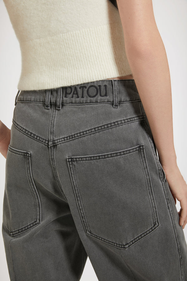 Patou - 오가닉 코튼 데님 카고 트라우저 - Anthracite - 파투에서 새롭게 태어난 카고.안트라사이트 그레이 컬러 오가닉 코튼 데님 트라우저. 지속 가능한 레이저 페이딩. 카고에서 영감을 받은 실루엣. 로우 라이즈. 앞면의 골드 톤 파투 인그레이빙 버튼. 벨트 루프. 웨이스트밴드의 파투 로고 자수 장식. 앞면과 뒷면의 다트선, 중앙 주름선. 앞면의 포켓 2개, 파투 인그레이빙 골드 톤 장식. 뒷면의 시그니처 곡선 솔기.오버사이즈 스타일. 이 트라우저는 로우 웨이스트 디자인입니다.