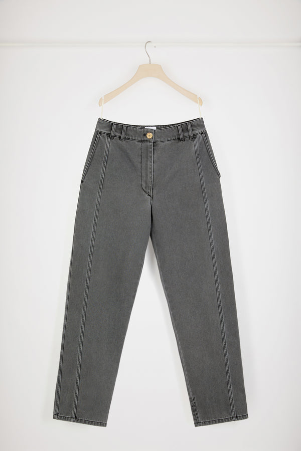 Patou - 오가닉 코튼 데님 카고 트라우저 - Anthracite - 파투에서 새롭게 태어난 카고.안트라사이트 그레이 컬러 오가닉 코튼 데님 트라우저. 지속 가능한 레이저 페이딩. 카고에서 영감을 받은 실루엣. 로우 라이즈. 앞면의 골드 톤 파투 인그레이빙 버튼. 벨트 루프. 웨이스트밴드의 파투 로고 자수 장식. 앞면과 뒷면의 다트선, 중앙 주름선. 앞면의 포켓 2개, 파투 인그레이빙 골드 톤 장식. 뒷면의 시그니처 곡선 솔기.오버사이즈 스타일. 이 트라우저는 로우 웨이스트 디자인입니다.