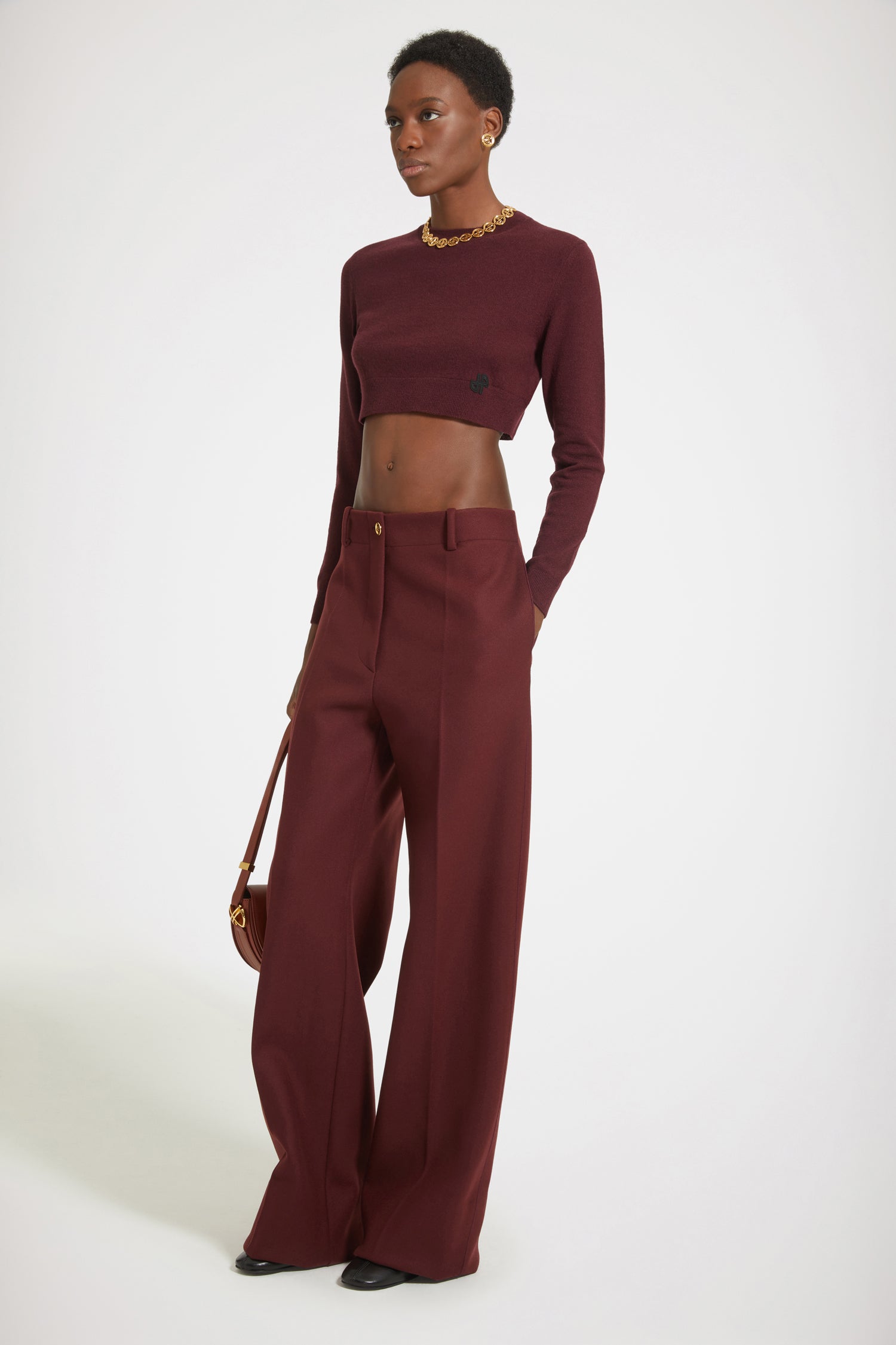 Patou - Ikonische lange Hose aus Filz-Wollmix - Ruby Wine - Tadellose Schneiderkunst mit einem Lächeln: ein Leben in Patou.Hose aus Filz-Wollmix in Ruby-Weinrot. Charakteristische Patou Passform. Langer, gerader Schnitt. Goldfarbener Knopf mit JP-Gravur und verdeckter Hosenschlitz mit Reißverschluss vorne. Gürtelschlaufen, zwei Seitentaschen. Charakteristische Abnäher hinten.