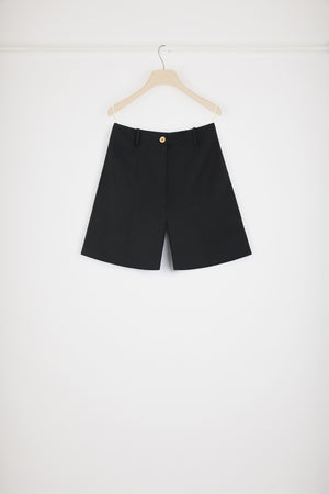 Tailored shorts in technical wool