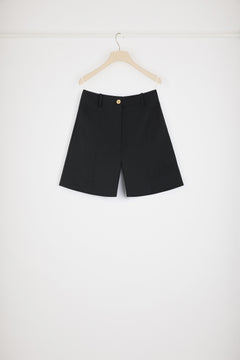 Tailored shorts in technical wool