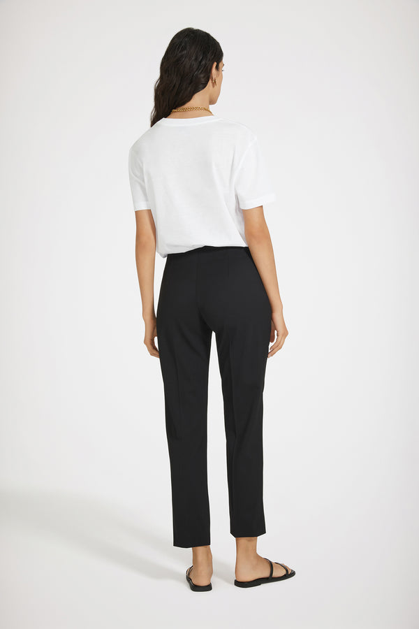 Patou - Pantalone affusolato in lana tecnica - Black - La perfezione delle proporzioni.Pantalone in sergé di lana tecnica nero. Gamba affusolata. Vita media. Vestibilità aderente. Chiusura con zip nascosta. Pieghe sul davanti e sul retro. Spacco in fondo alla gamba.