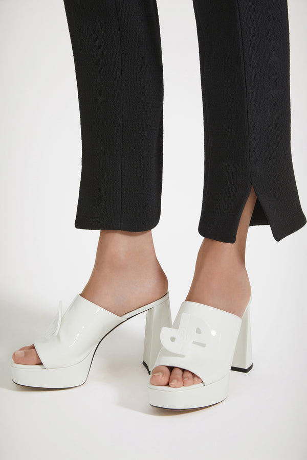 Patou - Pantalone affusolato in lana tecnica - Black - La perfezione delle proporzioni.Pantalone in sergé di lana tecnica nero. Gamba affusolata. Vita media. Vestibilità aderente. Chiusura con zip nascosta. Pieghe sul davanti e sul retro. Spacco in fondo alla gamba.