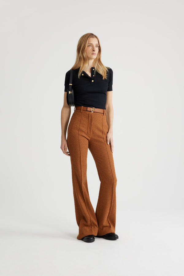 Patou - Pantalone flare in tweed di lana ecosostenibile e cotone bio - Autumn Leaf - Pantalone in tweed di lana ecosostenibile e cotone bio marrone foglia d&#39;autunno. Gamba svasata. Vita alta. Passanti per cintura. Chiusura con bottone oro inciso JP e zip sul davanti. Tasche ai lati. Pieghe sul davanti.Questo modello veste lungo.