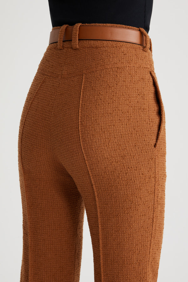 Patou - Pantalone flare in tweed di lana ecosostenibile e cotone bio - Autumn Leaf - Pantalone in tweed di lana ecosostenibile e cotone bio marrone foglia d&#39;autunno. Gamba svasata. Vita alta. Passanti per cintura. Chiusura con bottone oro inciso JP e zip sul davanti. Tasche ai lati. Pieghe sul davanti.Questo modello veste lungo.