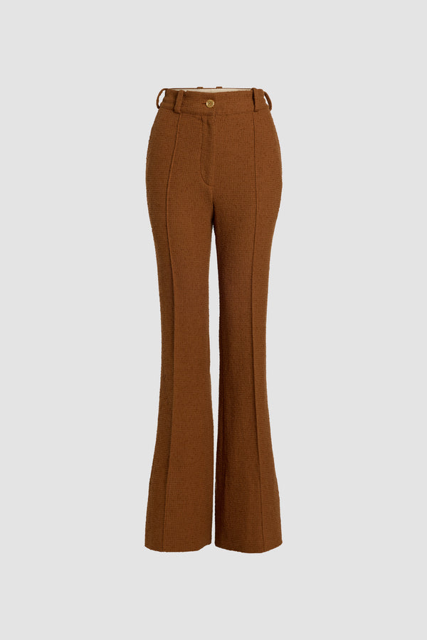 Patou - Pantalone flare in tweed di lana ecosostenibile e cotone bio - Autumn Leaf - Pantalone in tweed di lana ecosostenibile e cotone bio marrone foglia d&#39;autunno. Gamba svasata. Vita alta. Passanti per cintura. Chiusura con bottone oro inciso JP e zip sul davanti. Tasche ai lati. Pieghe sul davanti.Questo modello veste lungo.
