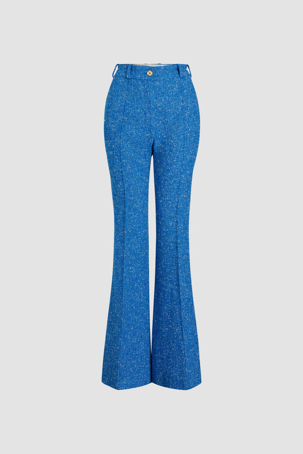 Patou - Pantalone flare in tweed di lana ecosostenibile e cotone bio - Victoria Blue - Pantalone in tweed di lana ecosostenibile e cotone bio blu Victoria. Gamba svasata. Vita alta. Passanti per cintura. Chiusura con bottone oro inciso JP e zip sul davanti. Tasche ai lati. Pieghe sul davanti.Questo modello veste lungo.