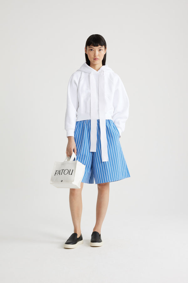 Patou - Lang geschnittene Shorts aus bedruckter, nachhaltiger Baumwolle - Victoria Blue Stripes - Shorts in Victoria Blue aus nachhaltiger Baumwolle. Gestreiftes Muster. Knielang. Elastischer Taillenbund. Kontrastierender Bund. Zwei Seitentaschen.