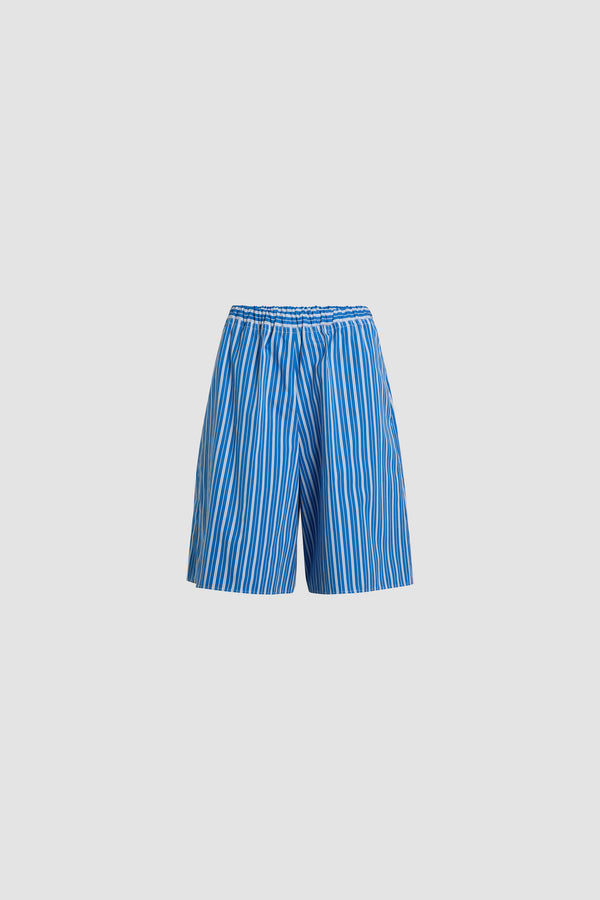 Patou - Lang geschnittene Shorts aus bedruckter, nachhaltiger Baumwolle - Victoria Blue Stripes - Shorts in Victoria Blue aus nachhaltiger Baumwolle. Gestreiftes Muster. Knielang. Elastischer Taillenbund. Kontrastierender Bund. Zwei Seitentaschen.