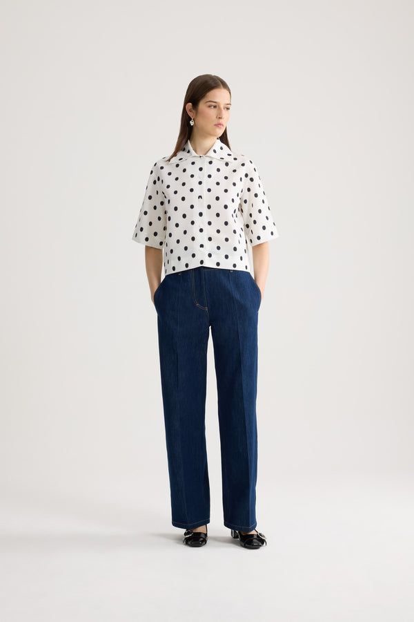 Patou - Pantalon à ceinture large en denim de coton - Rodeo Blue - Pantalon en denim de coton bleu rodéo. Taille mi-haute à basse. Jambe droite. Passants de ceinture. Fermeture par bouton doré gravé Patou et zip dissimulé à l’avant. Poches latérales. Pli pressé sur le devant.