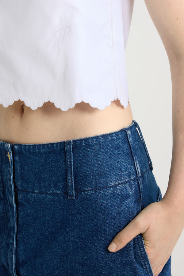 Patou - Pantalone con cintura larga in denim di cotone - Ink Blue - Pantalone in denim di cotone blu inchiostro. Vita media-bassa. Gamba dritta. Passanti per cintura. Chiusura con bottone oro inciso con il logo Patou e zip sul davanti. Tasche ai lati. Pieghe sul davanti.Questo pantalone s&#39;indossa sui fianchi. Se si desidera indossarlo alto in vita, si consiglia di scegliere una taglia più piccola.